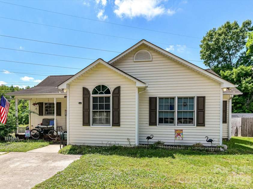 1472 Ridgewood Drive, Concord, NC 28027.  MLS# CAR4379577, YatesRealty ID 19482. 