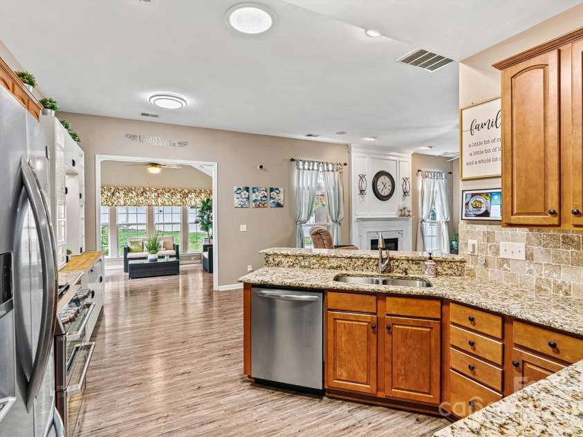 6859 Lakecrest Court, Denver, NC 28037.  MLS# CAR4290667, YatesRealty ID 19483. Large Kitchen with granite countertops, Stainless Appliances and plenty of cabinetry