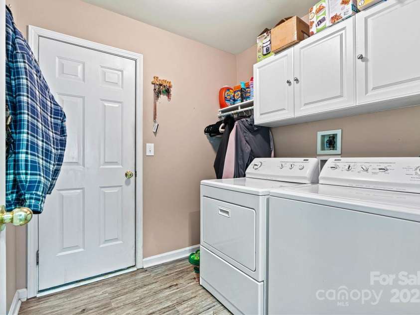 6859 Lakecrest Court, Denver, NC 28037.  MLS# CAR4290667, YatesRealty ID 19483. Laundry room and access to the garage
