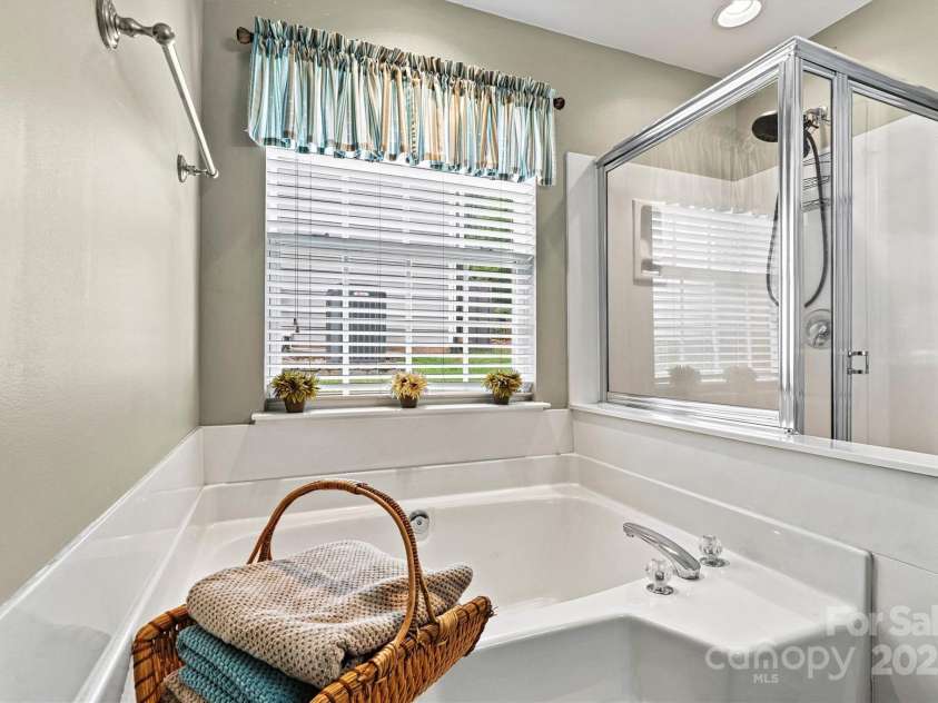 6859 Lakecrest Court, Denver, NC 28037.  MLS# CAR4290667, YatesRealty ID 19483. Primary ensuite with tub and separate shower