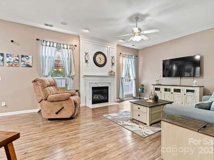 6859 Lakecrest Court, Denver, NC 28037.  MLS# CAR4290667, YatesRealty ID 19483. Spacious Great Room with gas fireplace