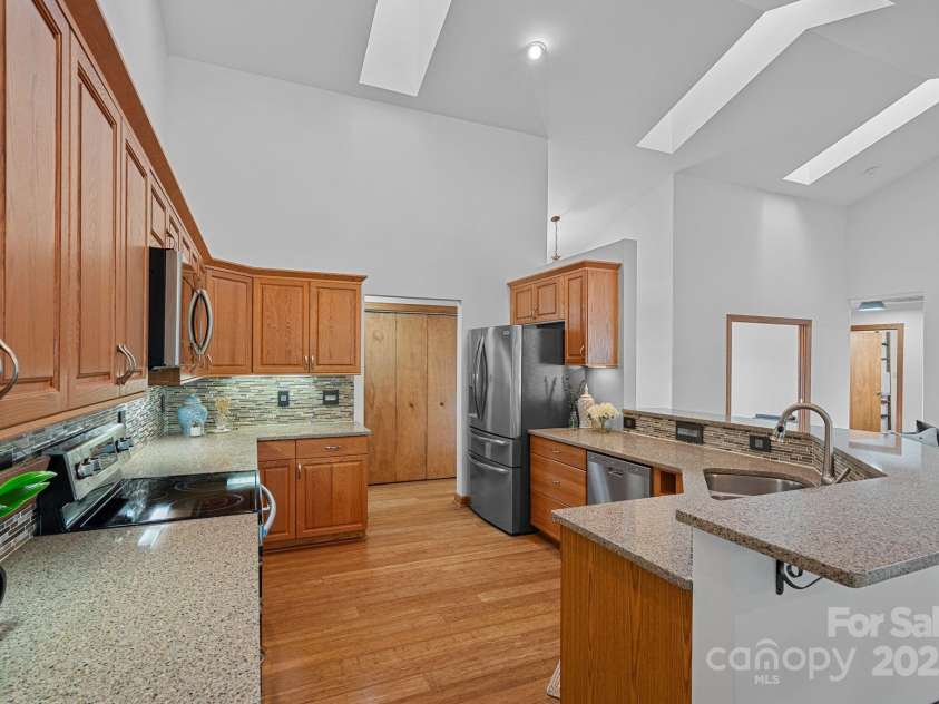 300 Yacht Road, Mooresville, NC 28117.  MLS# CAR4244901, YatesRealty ID 19486. Large Kitchen