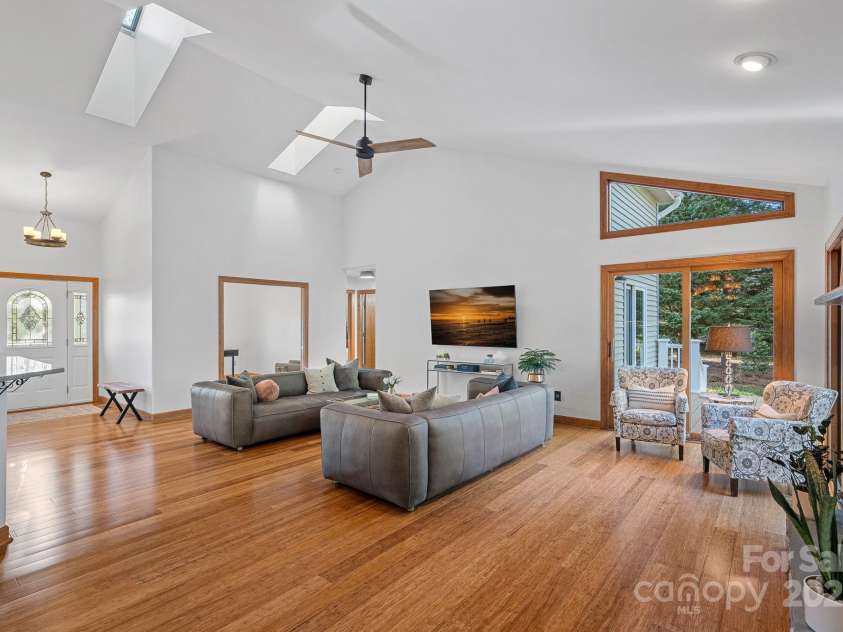 300 Yacht Road, Mooresville, NC 28117.  MLS# CAR4244901, YatesRealty ID 19486. Vaulted Ceiling
