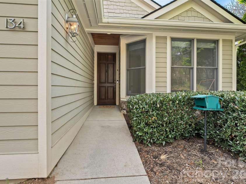 134 Augusta Circle, Waynesville, NC 28786.  MLS# CAR4367921, YatesRealty ID 19487. Front walkway