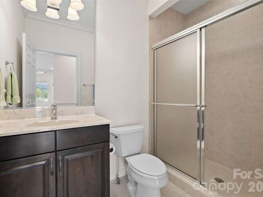 134 Augusta Circle, Waynesville, NC 28786.  MLS# CAR4367921, YatesRealty ID 19487. Full guest bath
