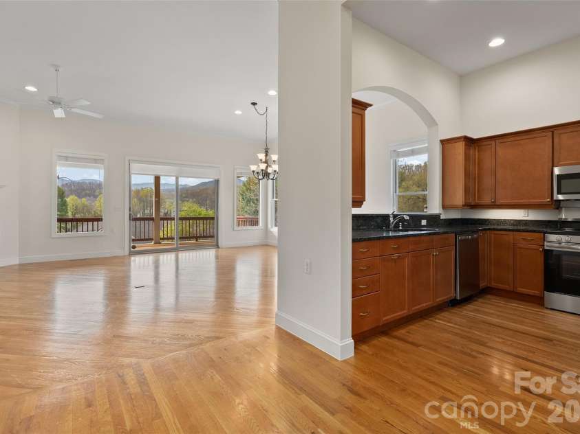 134 Augusta Circle, Waynesville, NC 28786.  MLS# CAR4367921, YatesRealty ID 19487. Great room