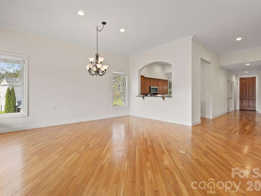 134 Augusta Circle, Waynesville, NC 28786.  MLS# CAR4367921, YatesRealty ID 19487. Great room