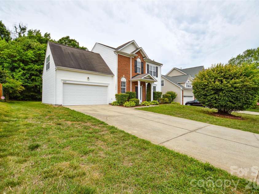 16410 Greybriar Forest Lane, Charlotte, NC 28278.  MLS# CAR4376519, YatesRealty ID 19488. 