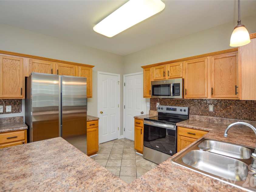 16410 Greybriar Forest Lane, Charlotte, NC 28278.  MLS# CAR4376519, YatesRealty ID 19488. 