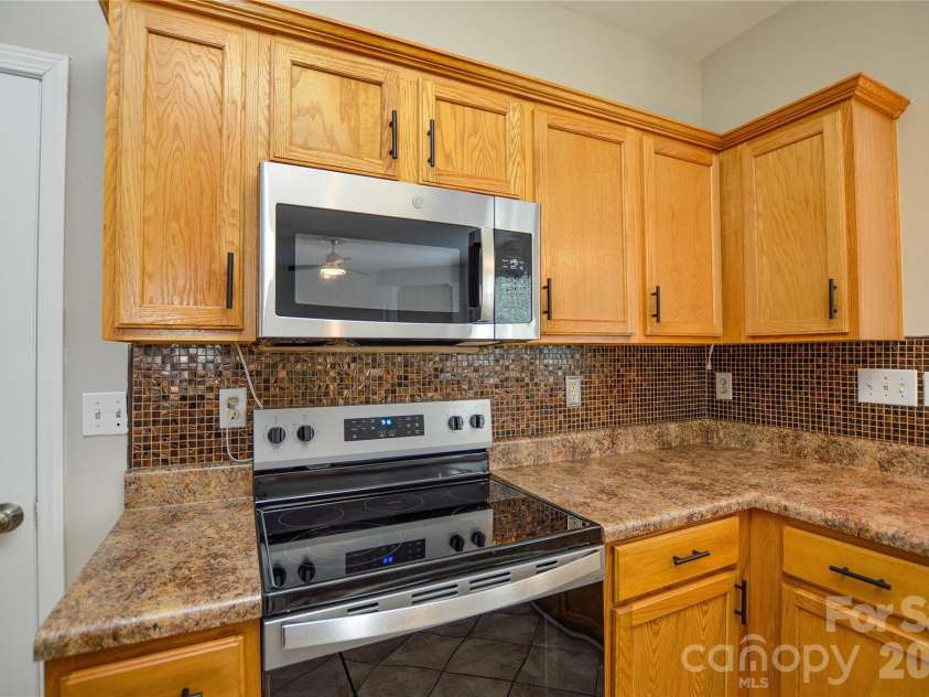 16410 Greybriar Forest Lane, Charlotte, NC 28278.  MLS# CAR4376519, YatesRealty ID 19488. 