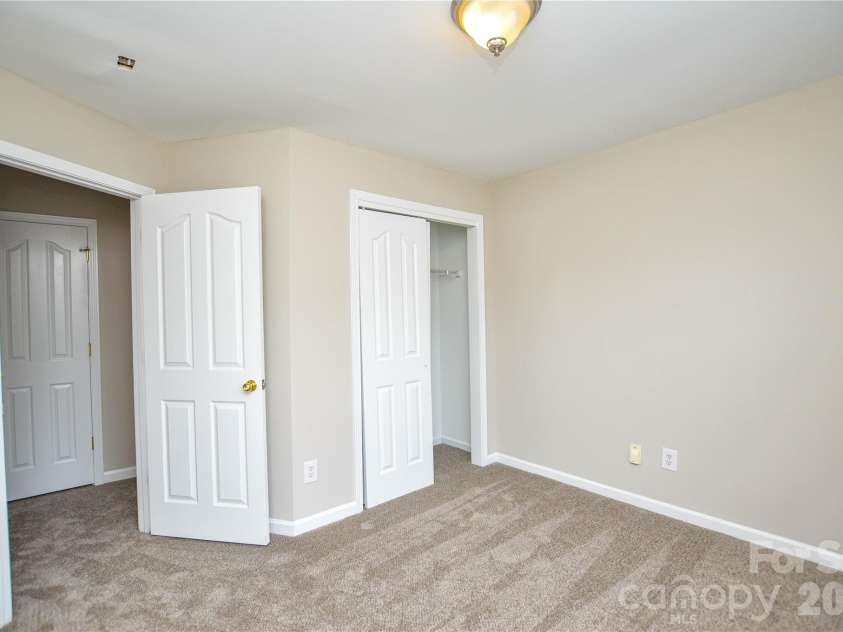 16410 Greybriar Forest Lane, Charlotte, NC 28278.  MLS# CAR4376519, YatesRealty ID 19488. 