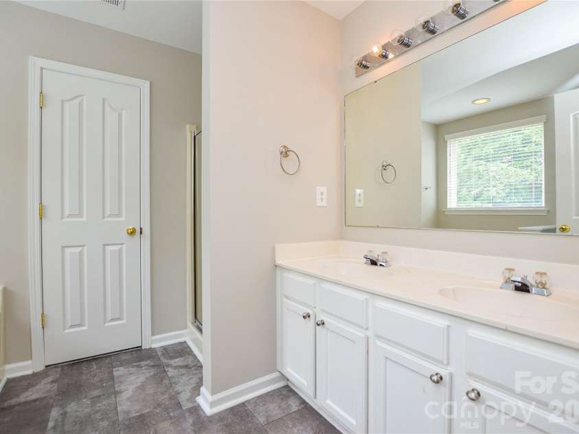 16410 Greybriar Forest Lane, Charlotte, NC 28278.  MLS# CAR4376519, YatesRealty ID 19488. 