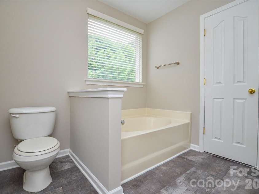16410 Greybriar Forest Lane, Charlotte, NC 28278.  MLS# CAR4376519, YatesRealty ID 19488. 