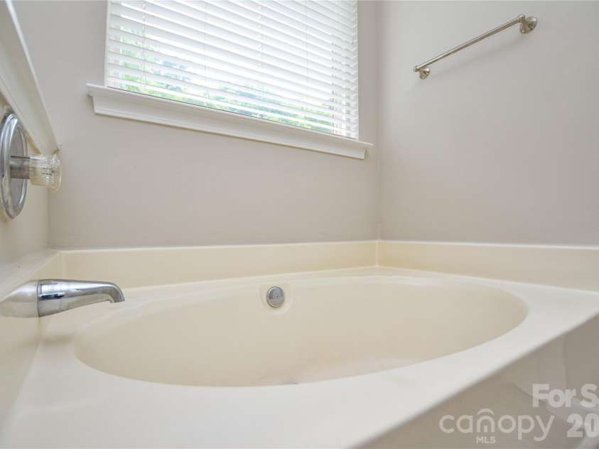 16410 Greybriar Forest Lane, Charlotte, NC 28278.  MLS# CAR4376519, YatesRealty ID 19488. 