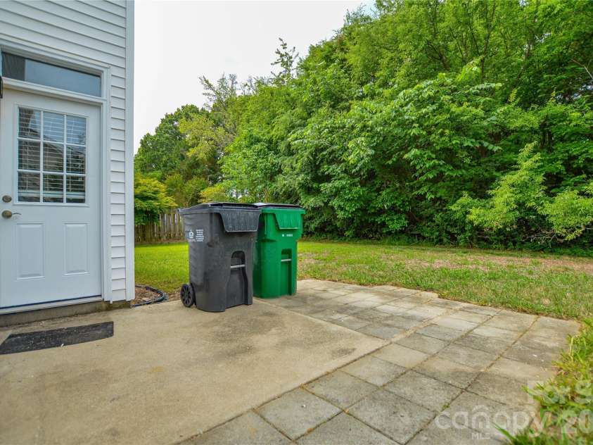 16410 Greybriar Forest Lane, Charlotte, NC 28278.  MLS# CAR4376519, YatesRealty ID 19488. 