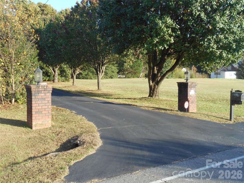 482 Miller Farm Road, Statesville, NC 28625.  MLS# CAR4319062, YatesRealty ID 1949. Driveway entry
