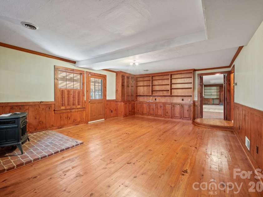 482 Miller Farm Road, Statesville, NC 28625.  MLS# CAR4319062, YatesRealty ID 1949. Family room