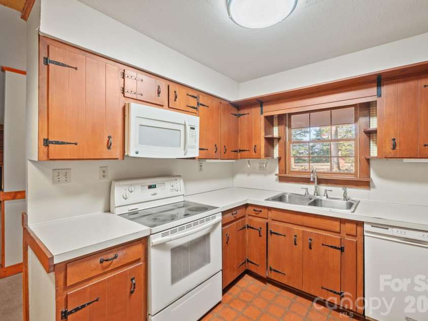 482 Miller Farm Road, Statesville, NC 28625.  MLS# CAR4319062, YatesRealty ID 1949. Kitchen