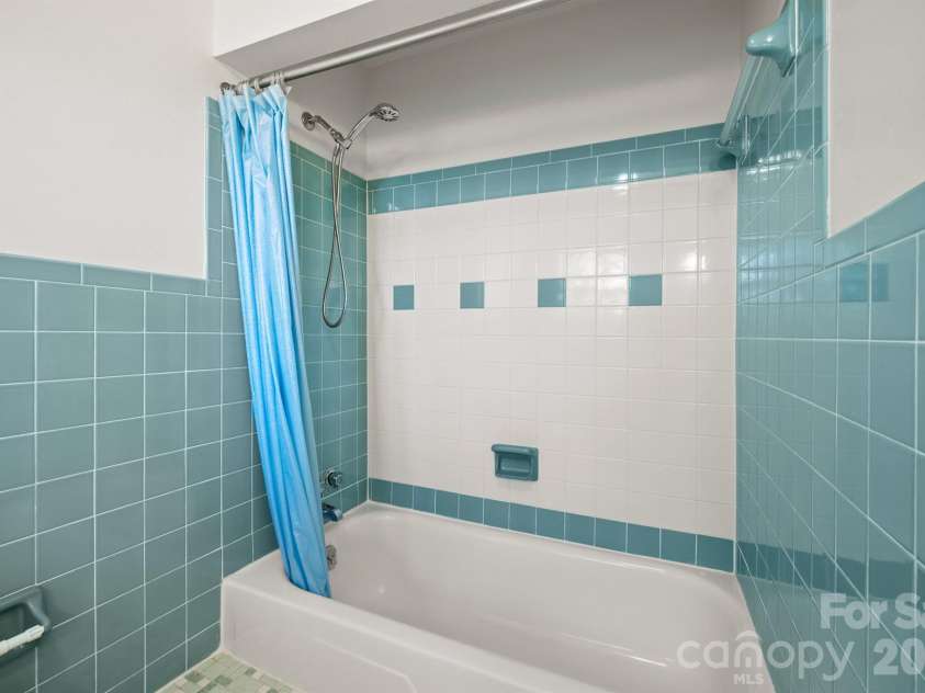 482 Miller Farm Road, Statesville, NC 28625.  MLS# CAR4319062, YatesRealty ID 1949. Upper hall BA