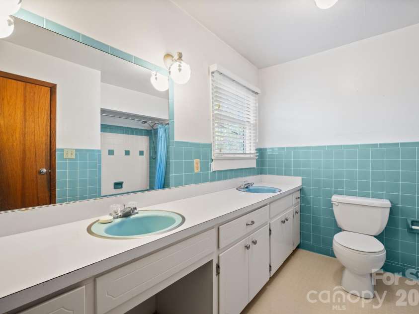 482 Miller Farm Road, Statesville, NC 28625.  MLS# CAR4319062, YatesRealty ID 1949. Upper hall BA