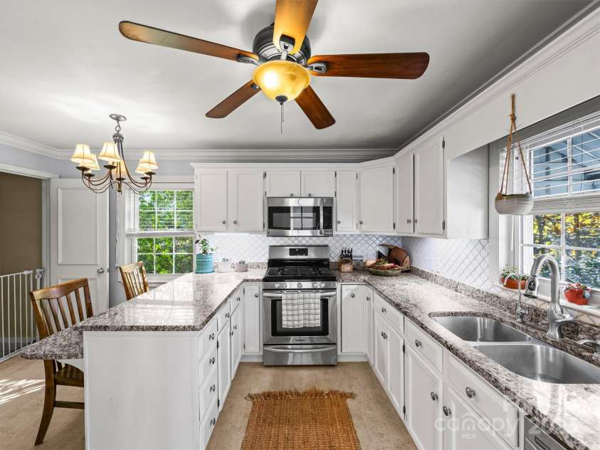 9 Hilltop Road, Asheville, NC 28803.  MLS# CAR4314753, YatesRealty ID 19490. 