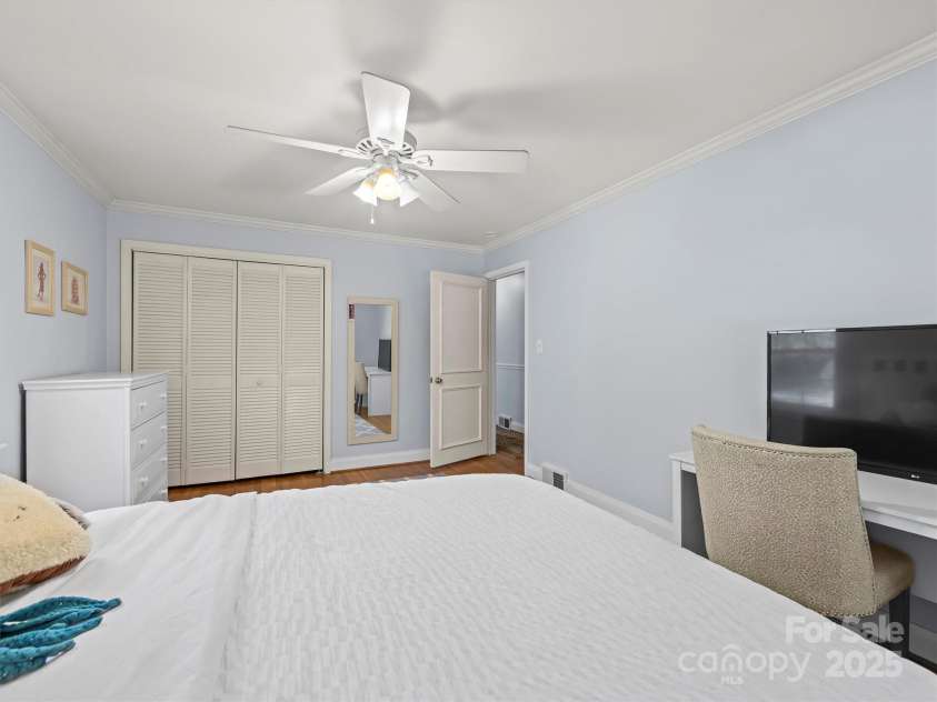9 Hilltop Road, Asheville, NC 28803.  MLS# CAR4314753, YatesRealty ID 19490. 