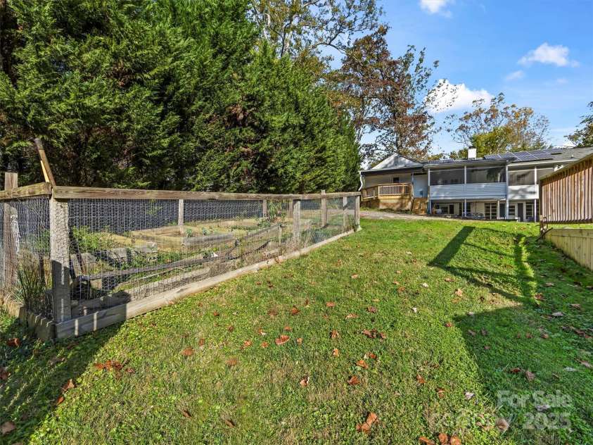 9 Hilltop Road, Asheville, NC 28803.  MLS# CAR4314753, YatesRealty ID 19490. 