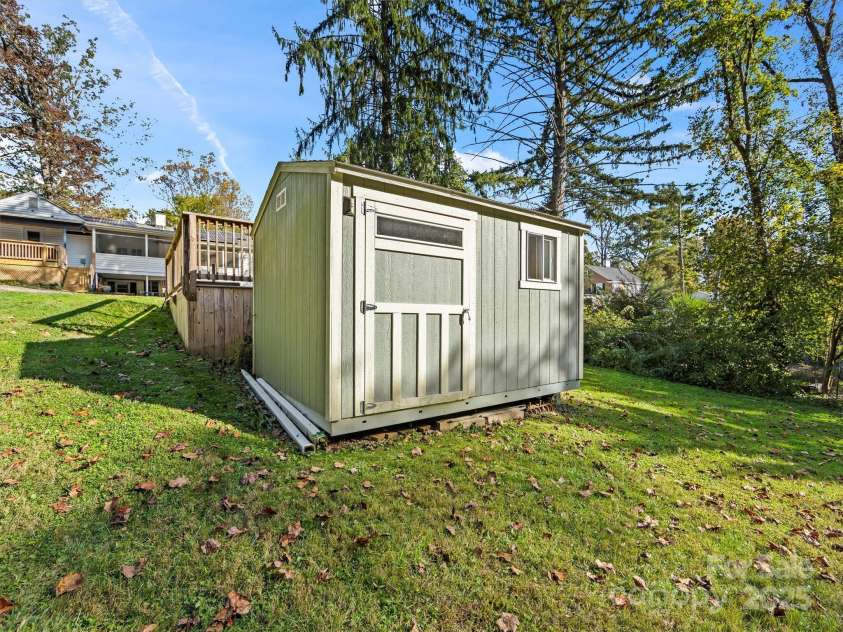 9 Hilltop Road, Asheville, NC 28803.  MLS# CAR4314753, YatesRealty ID 19490. 