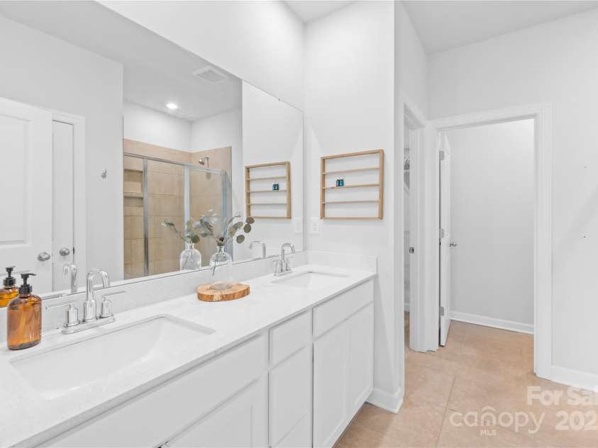 3938 Isenhour Road, Kannapolis, NC 28081.  MLS# CAR4264090, YatesRealty ID 19491. Master Bath