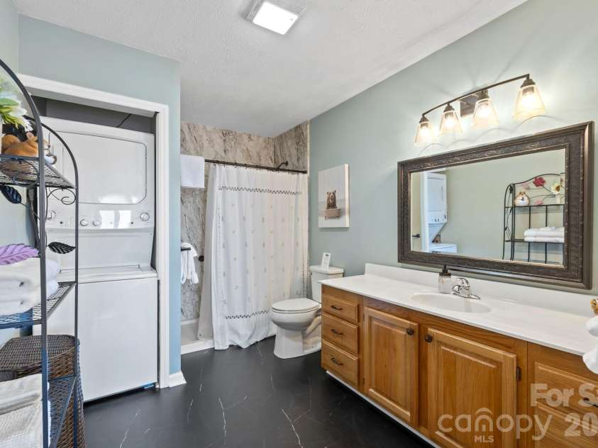 78 Upper Tanglewood Road, Lake Toxaway, NC 28747.  MLS# CAR4375733, YatesRealty ID 19491. Expansive Primary Bathroom