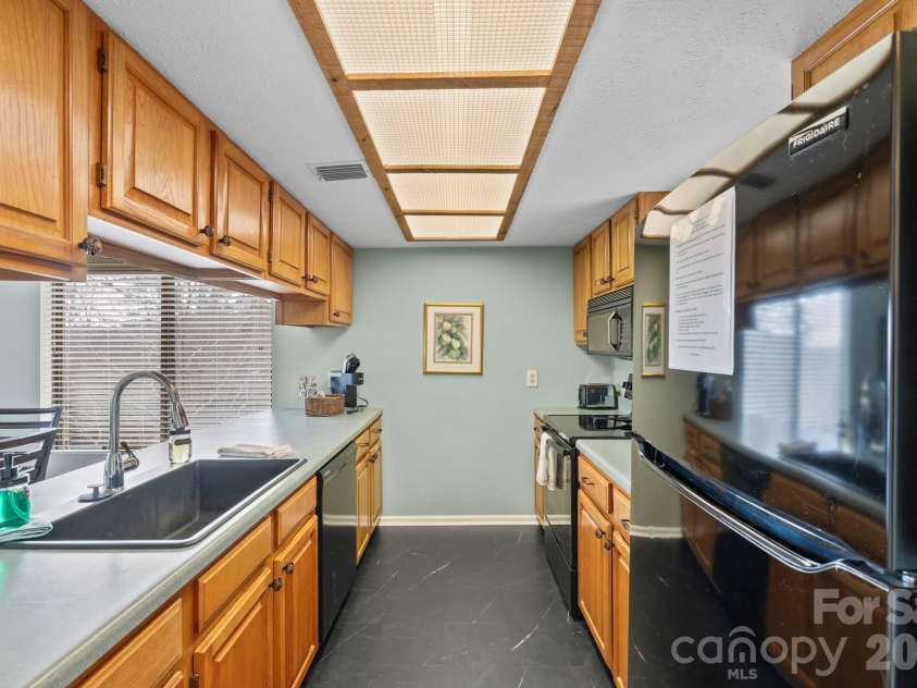 78 Upper Tanglewood Road, Lake Toxaway, NC 28747.  MLS# CAR4375733, YatesRealty ID 19491. Nicely Outfitted Kitchen