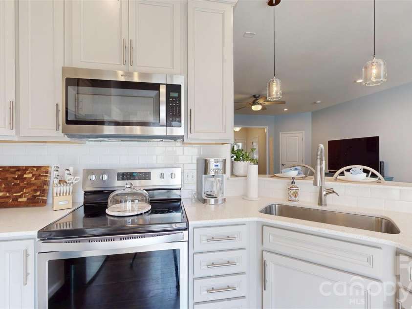 827 Canoe Song Road, Fort Mill, SC 29708.  MLS# CAR4365678, YatesRealty ID 19493. Closer view of kitchen