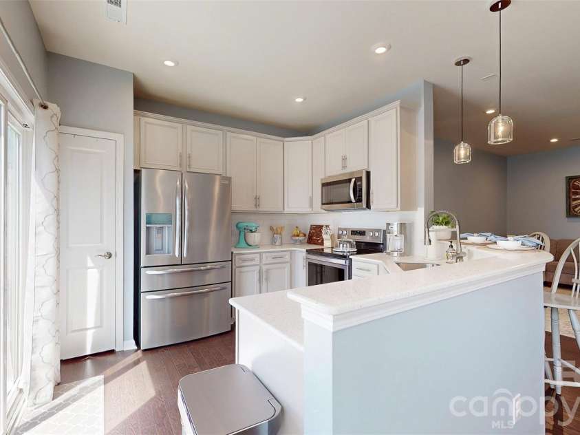 827 Canoe Song Road, Fort Mill, SC 29708.  MLS# CAR4365678, YatesRealty ID 19493. Kitchen features 42