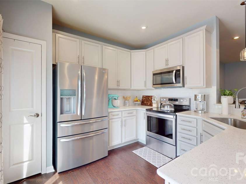 827 Canoe Song Road, Fort Mill, SC 29708.  MLS# CAR4365678, YatesRealty ID 19493. Light, bright kitchen