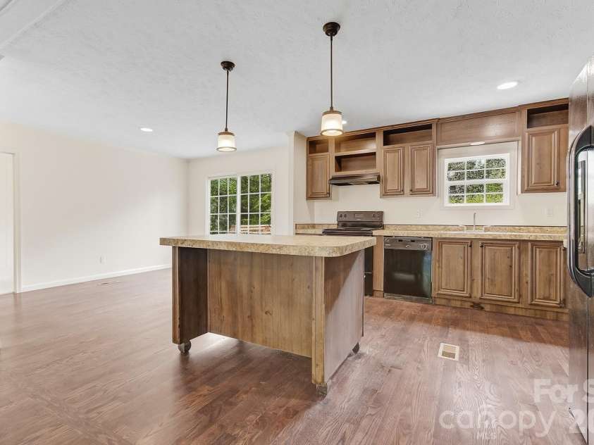111 Buck Ridge Drive, Marion, NC 28752.  MLS# CAR4375280, YatesRealty ID 19494. 