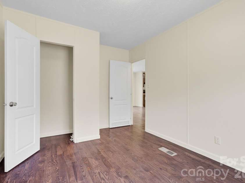 111 Buck Ridge Drive, Marion, NC 28752.  MLS# CAR4375280, YatesRealty ID 19494. 