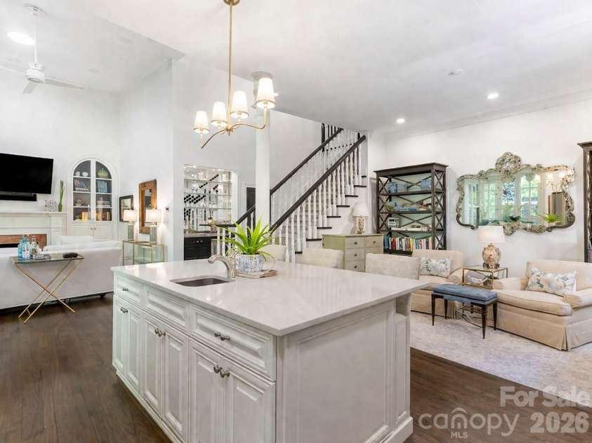 1232 Dilworth Crescent Row, Charlotte, NC 28203.  MLS# CAR4369704, YatesRealty ID 19495. 