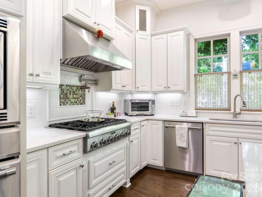 1232 Dilworth Crescent Row, Charlotte, NC 28203.  MLS# CAR4369704, YatesRealty ID 19495. 