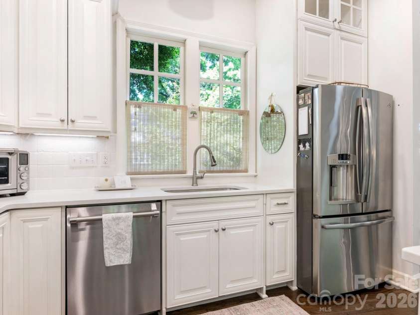 1232 Dilworth Crescent Row, Charlotte, NC 28203.  MLS# CAR4369704, YatesRealty ID 19495. 