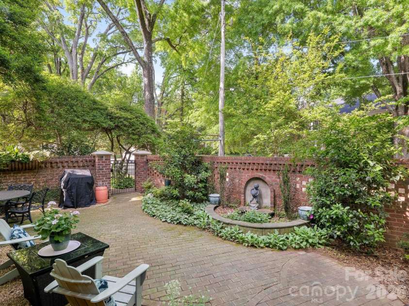 1232 Dilworth Crescent Row, Charlotte, NC 28203.  MLS# CAR4369704, YatesRealty ID 19495. 