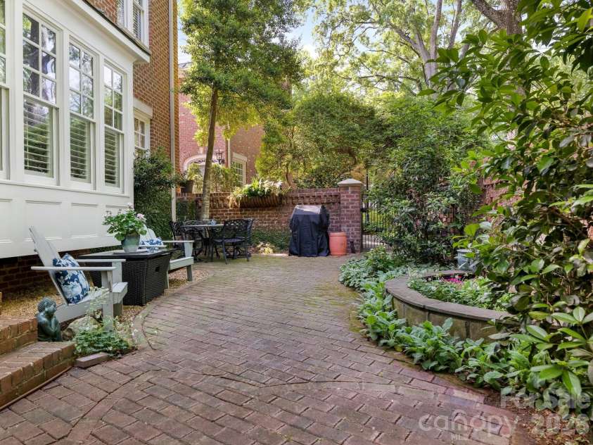 1232 Dilworth Crescent Row, Charlotte, NC 28203.  MLS# CAR4369704, YatesRealty ID 19495. 