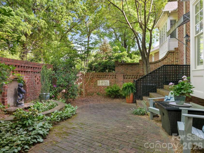 1232 Dilworth Crescent Row, Charlotte, NC 28203.  MLS# CAR4369704, YatesRealty ID 19495. 