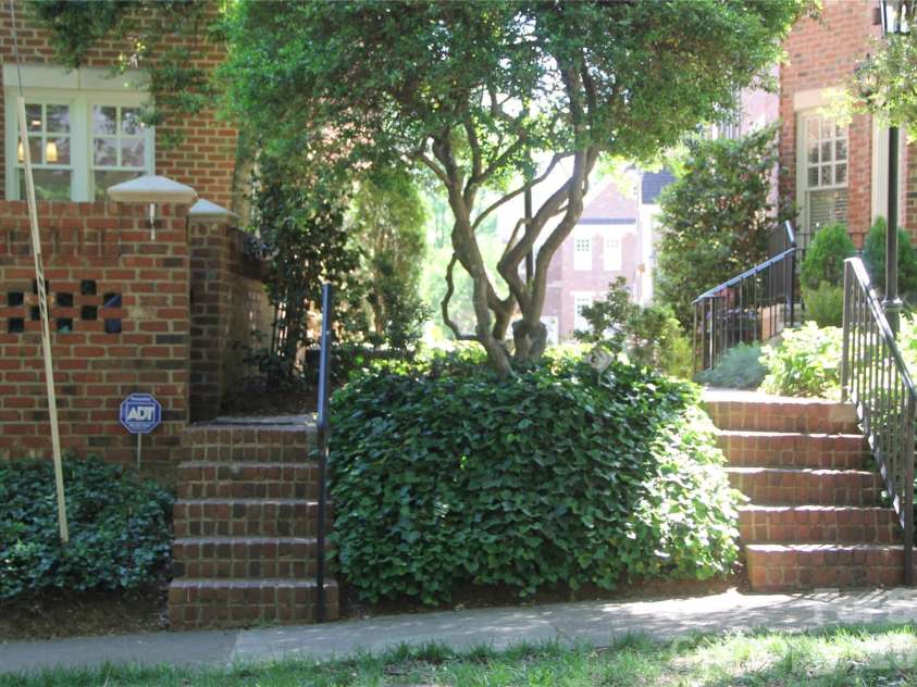 1232 Dilworth Crescent Row, Charlotte, NC 28203.  MLS# CAR4369704, YatesRealty ID 19495. 