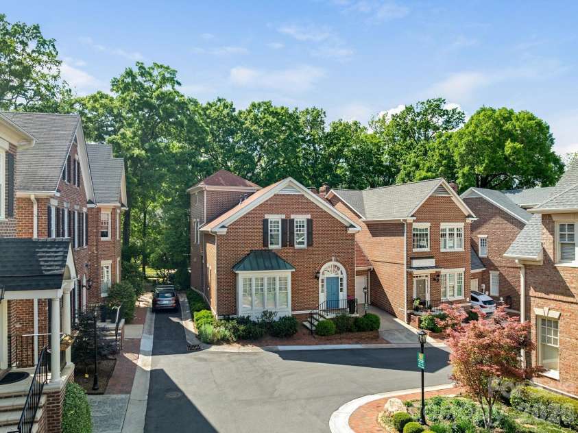 1232 Dilworth Crescent Row, Charlotte, NC 28203.  MLS# CAR4369704, YatesRealty ID 19495. 