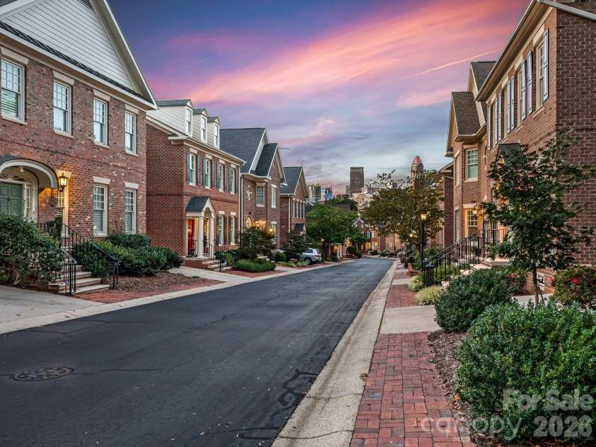 1232 Dilworth Crescent Row, Charlotte, NC 28203.  MLS# CAR4369704, YatesRealty ID 19495. 