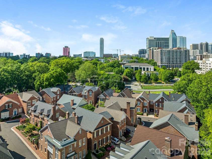 1232 Dilworth Crescent Row, Charlotte, NC 28203.  MLS# CAR4369704, YatesRealty ID 19495. 