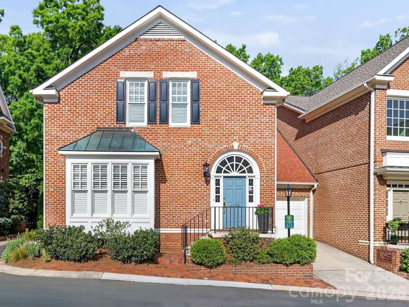 1232 Dilworth Crescent Row, Charlotte, NC 28203.  MLS# CAR4369704, YatesRealty ID 19495. 