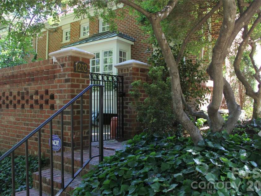 1232 Dilworth Crescent Row, Charlotte, NC 28203.  MLS# CAR4369704, YatesRealty ID 19495. Convenient access from Lexington Ave