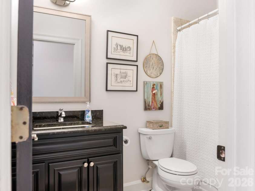 1232 Dilworth Crescent Row, Charlotte, NC 28203.  MLS# CAR4369704, YatesRealty ID 19495. Full Bath Upstairs