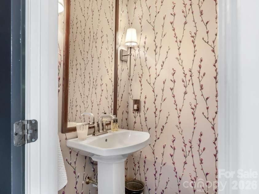 1232 Dilworth Crescent Row, Charlotte, NC 28203.  MLS# CAR4369704, YatesRealty ID 19495. Powder Room